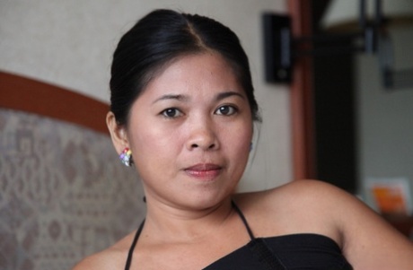Amateur Filipina Che With Charm Shows Her Cute Natural Titties In A Hotel Room