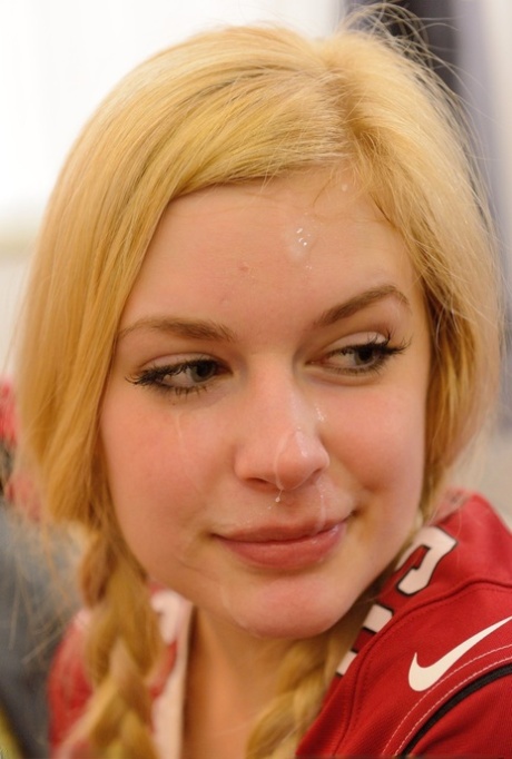 With her attractive face, amateur cheerleader Danielle gives a blowjob and receives sperm on her cheeks.