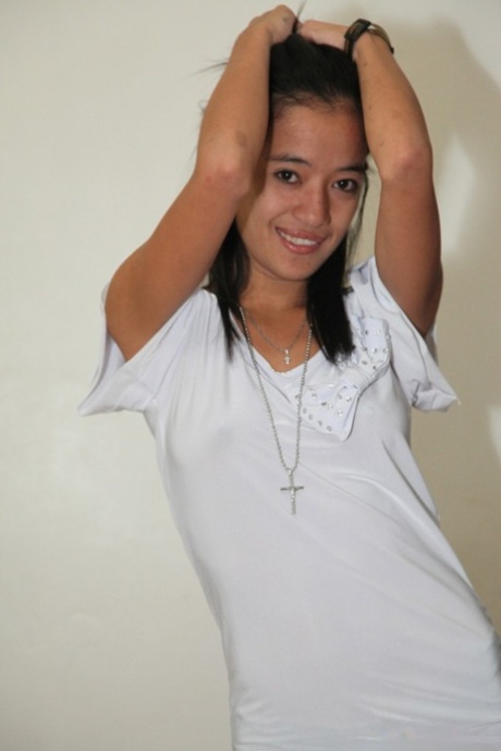 Pretty Filipina Ellah Gets Rid Of Her Panties & Flaunts Her Bald Holes