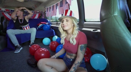Блондинка с горячими татуировками Стелла Рэй присоединяется к своему ебарю на заднем сиденье фургона