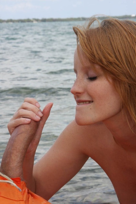 Симпатичная 18 летняя рыжая Кэти Гринд дрочит и сосет огромный член на пляже