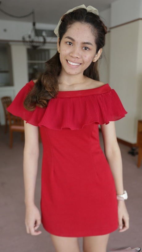 Симпатичная новенькая из Таиланда позирует в красном платье перед модельным выступлением