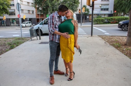 Колумбийская милфа с большой грудью Алекса Блан целуется со случайным парнем на улице