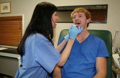 Горячая медсестра Энджи Ниоре заботится о пациенте, используя свои губы на его члене