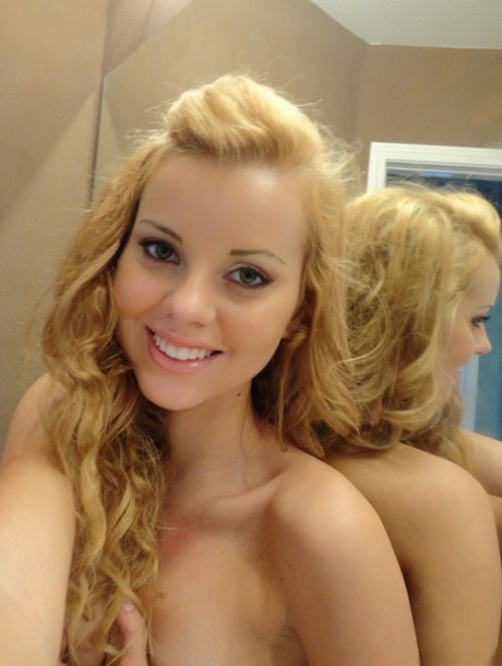 Adorable and seductive blondie Jessie Rogers takes nude photos in the toilet