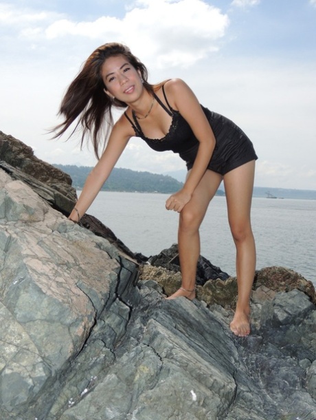 A slim amateur Filipina Chelsy reveals her petite figure before having sex.