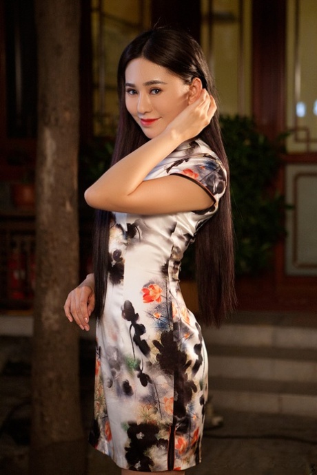 Худенькая длинноногая китаянка Ву Мукси обнажает средние сиськи и бледное гладкое тело