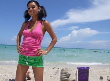 Американская юная брюнетка Руби Нокс светит своими сиськами на пляже