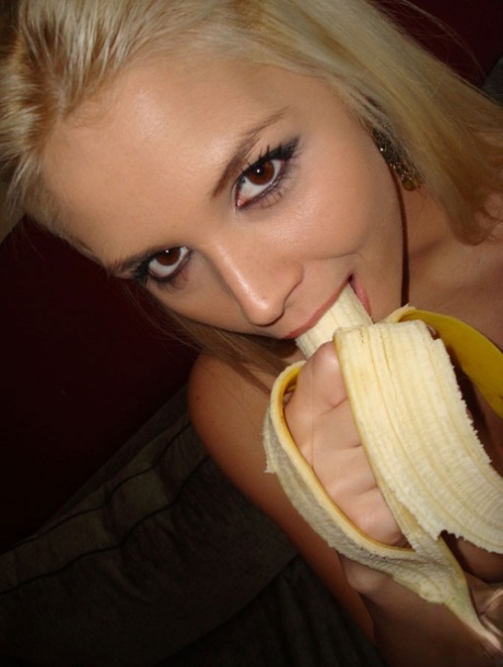 MILF with fake tits Sarah Vandella measures depth of her throat with banana