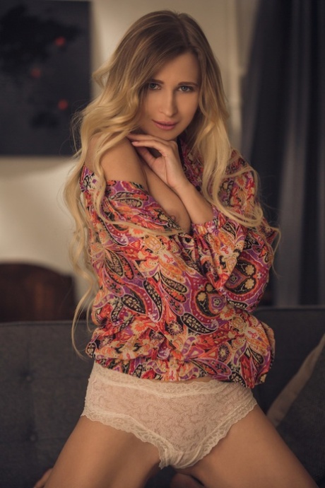 Сногсшибательная юная модель Лиза Доун снимает красочную рубашку и показывает сиськи