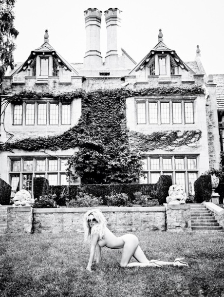 Известная канадская милфа Памела Андерсон позирует в особняке Playboy