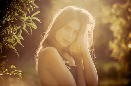 Симпатичная международная модель Катрин Пирс светит своими натуральными сиськами в саду