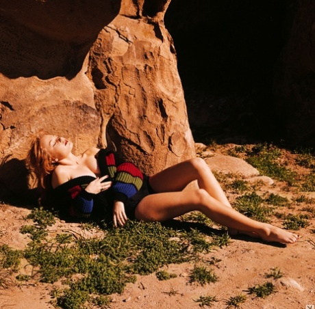 Красотка Playboy Тедди Смит показывает свои натуральные сиськи в разных местах