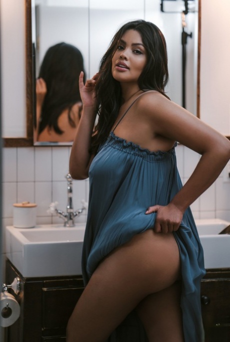 Brunette Latina Porn Pics & Naked Photos - PornPics.com