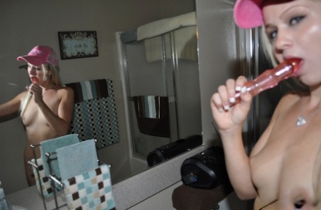 While enjoying a toy in the bathroom, Kelly A, an amateur doll, takes nude selfies.