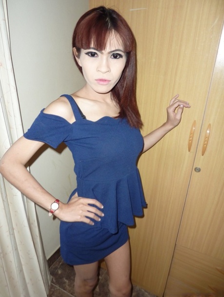 The ladyboy Preaw, who is thin and unattractive, spreads her buttocks on her bed at home.