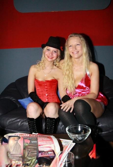 An insatiable amateur, Susi & Anja engage in an unrelenting banter at their local disco.