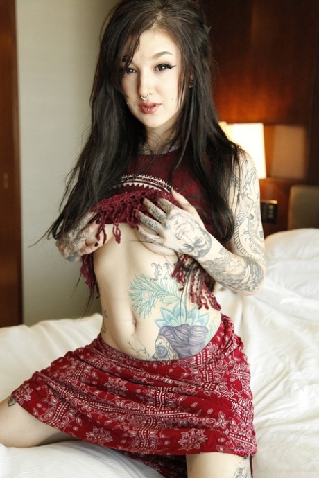 Pale Tattooed Emo Girl Kelsi Lynn Flaunts Her Colorful Curves & Spreads Pussy