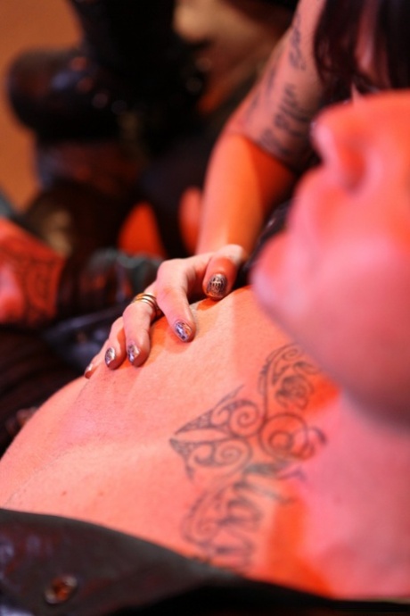 Горячая татуированная милфа Джина Снейк в латексе сосет большой хуй для бурения киски