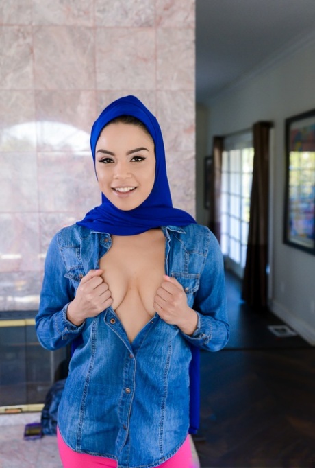 Hottie Maya Bijou Pays The Movers With Deepthroat Cowgirl Ride In Head Scarf
