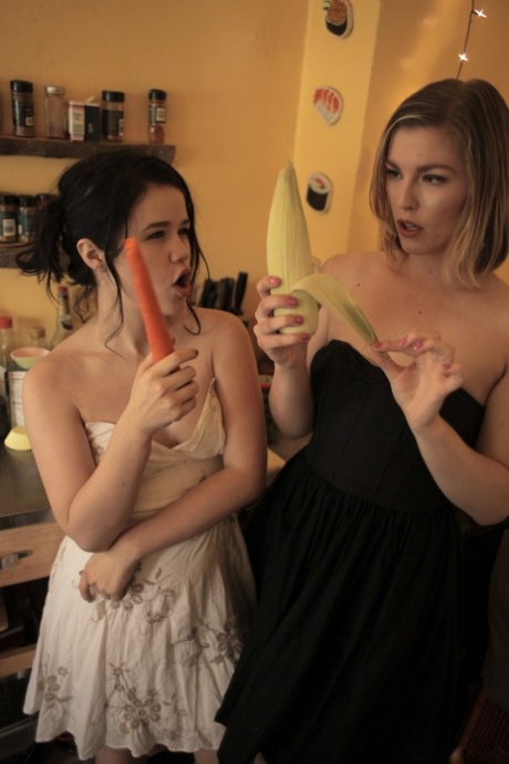 Горячие лесбиянки Ella Nova и Yhivi лижут киски и играют с овощами на кухне