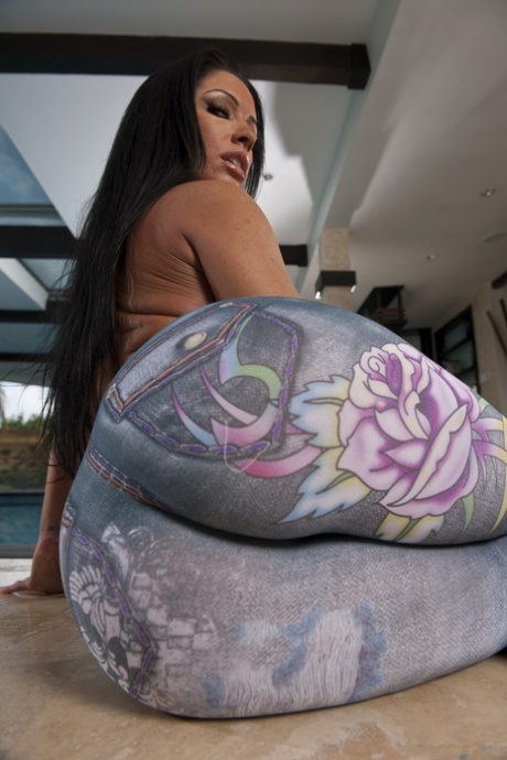 Super Hot Brazilian Darling Monica Santhiago Reveals Her Large Butt