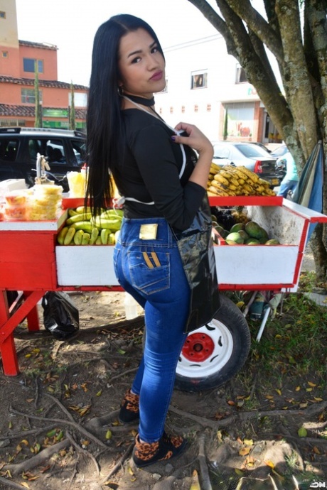 With a large, fat-bodied ass and high-backed legs, this Colombian girl plays the role of a spreader while lying down in the air.