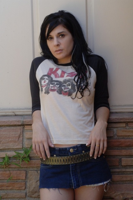 Грудастая татуированная брюнетка Джоанна Энджел снимает винтажную футболку, чтобы позировать топлесс