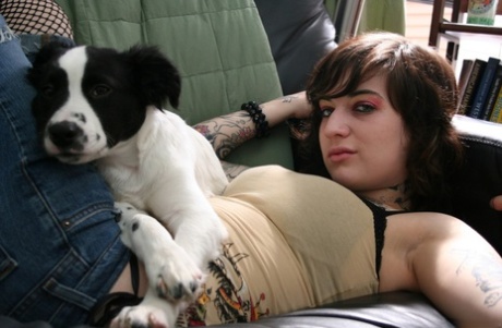 Горячая татуированная панк девушка в чулках показывает попку во время соло мастурбации