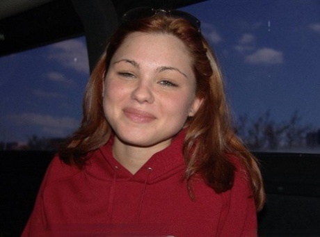 Очаровательная рыжеволосая любительница Эшли светит натуральными сиськами и горячей попкой в ​​машине