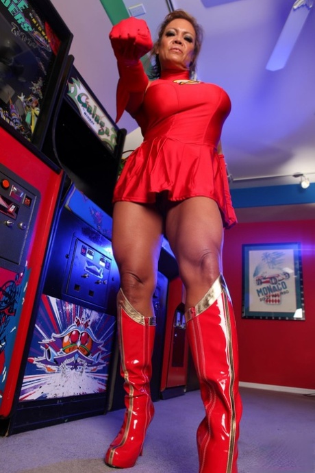 Cosplay Bodybuilder DD Sheds Her Costume & Reveals Her Big Clit At The Arcade