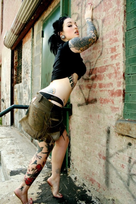 Великолепная фетишистка Адалия показывает свои большие сиськи и большие татуировки на улице