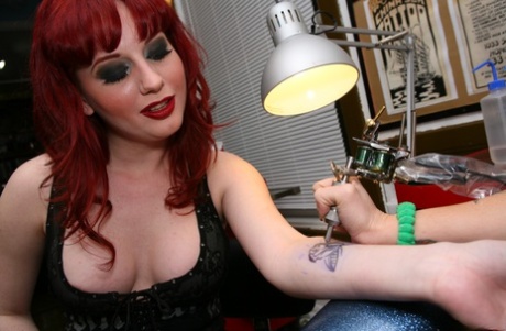 Красотка Джоанна Энджел делает татуировку грудастой Анджеле Райан и лижет ее киску и попку