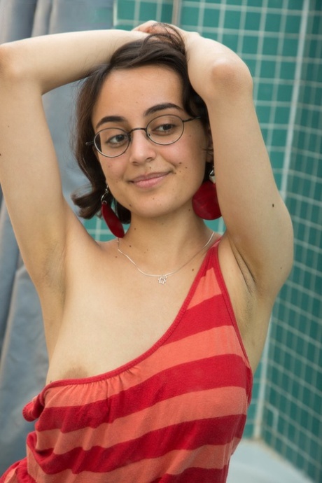 Грудастая ботанка словачка Ясмина дрочит свою пизду пока принимает душ