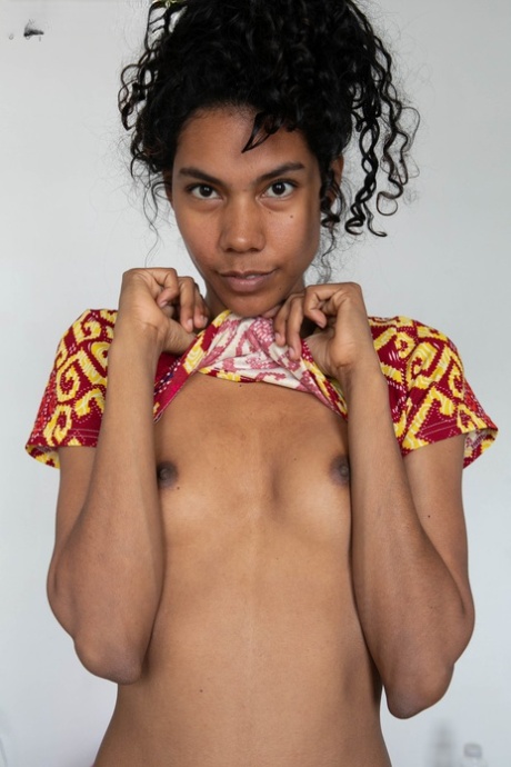 Экзотическая африканская девушка Адриана Е засовывает пару пальцев в свою мокрую киску