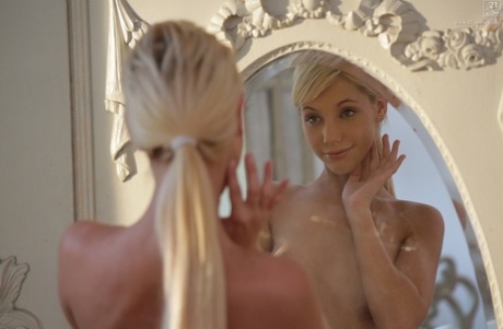 Французскую блондинку Кимбер Делис долбят, а на лицо поливают спермой