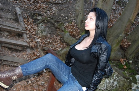 Amateur Stunner Aletta Ocean Gives Perfect Blowjob In Spooky Forest