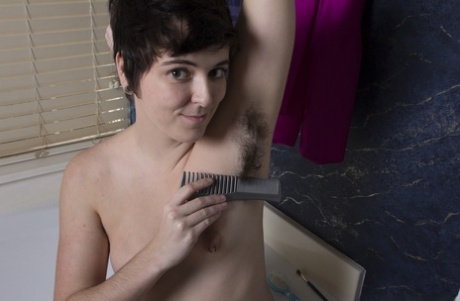 Брюнеточка Харли показывает свои волосатые ноги и расчесывает киску в ванне
