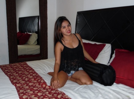 Amateur Filipina Zue flaunts her bulging figure and enjoys a boner on a bed.