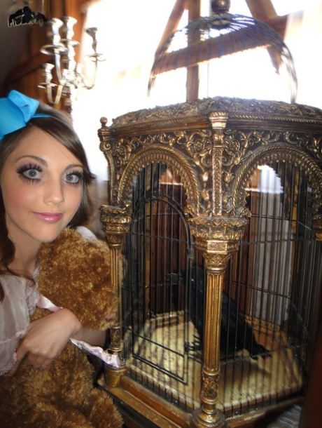 Wide-eyed teen Nickey Huntsman & her voyeur teddy give creepy house tour