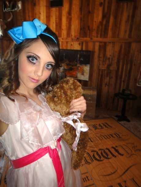 Wide-eyed teen Nickey Huntsman & her voyeur teddy give creepy house tour