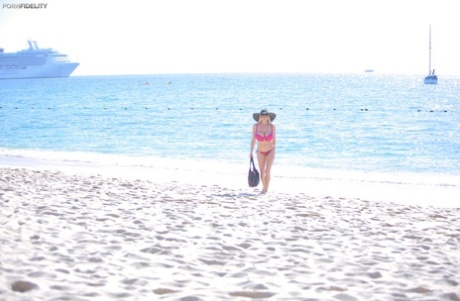 Пышногрудая блондинка в розовом Келли Мэдисон щеголяет своими формами на пляже