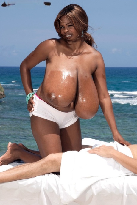 Невероятно грудастая чернокожая Миосотис теряет свои удивительные груди для пляжного секса