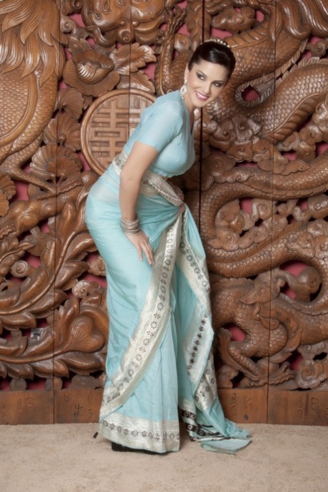 Шикарная милфа Санни Леоне снимает болливудское платье и обнажает большие сиськи