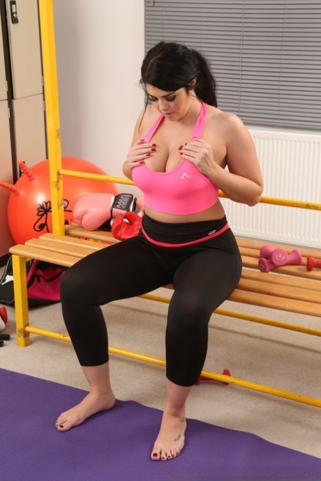 Voluptuous Gym Babe Terri Lou Gets Nude And Showcases Her Natural Boobs