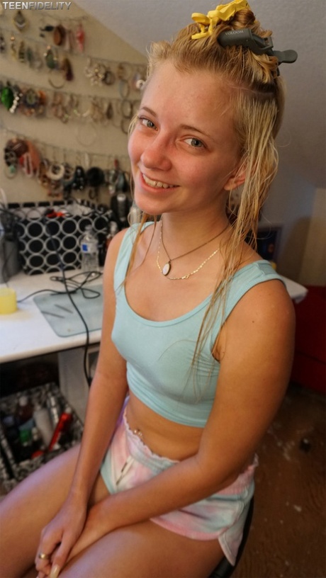 Горячая юная блондинка моделирует свои крошечные сиськи и худую фигуру в сексуальных нарядах