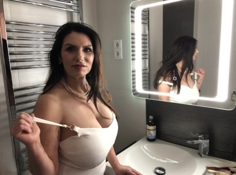 Big Breasted Mom Josephine James Teases With Her Amazing Cleavage