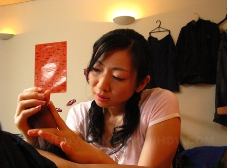 Романтичная домохозяйка Эмико Койке наслаждается горячим 69 и получает камшот в рот