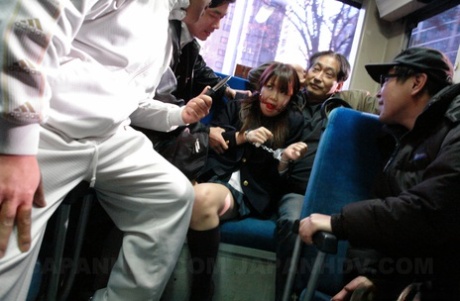 Азиатская школьница Yayoi Yoshino получает групповуху в автобусе от множества членов.