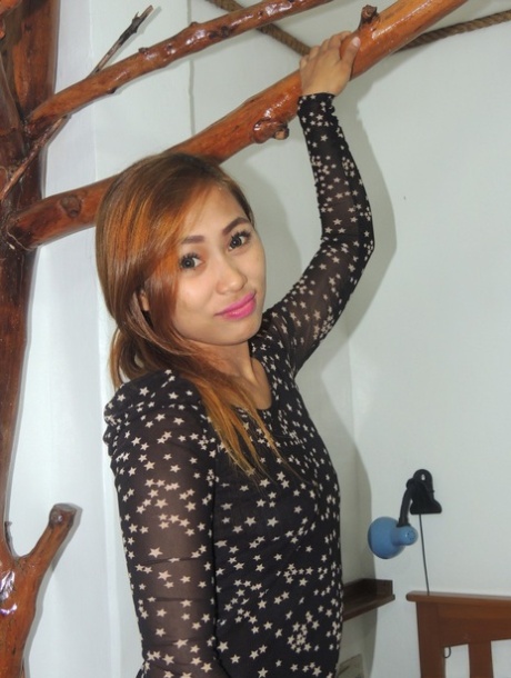 скромная филиппинская проститутка с невинными глазами трахнута в маленькую бритую киску